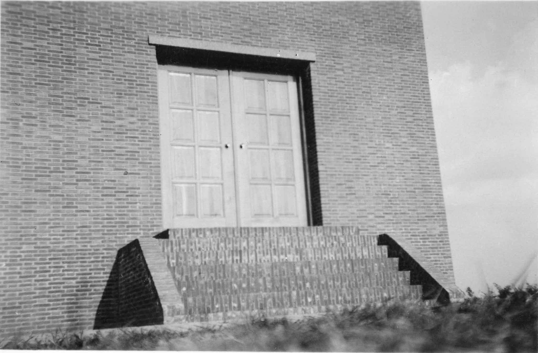 De gevel van het gebouw met de kogelgaten.