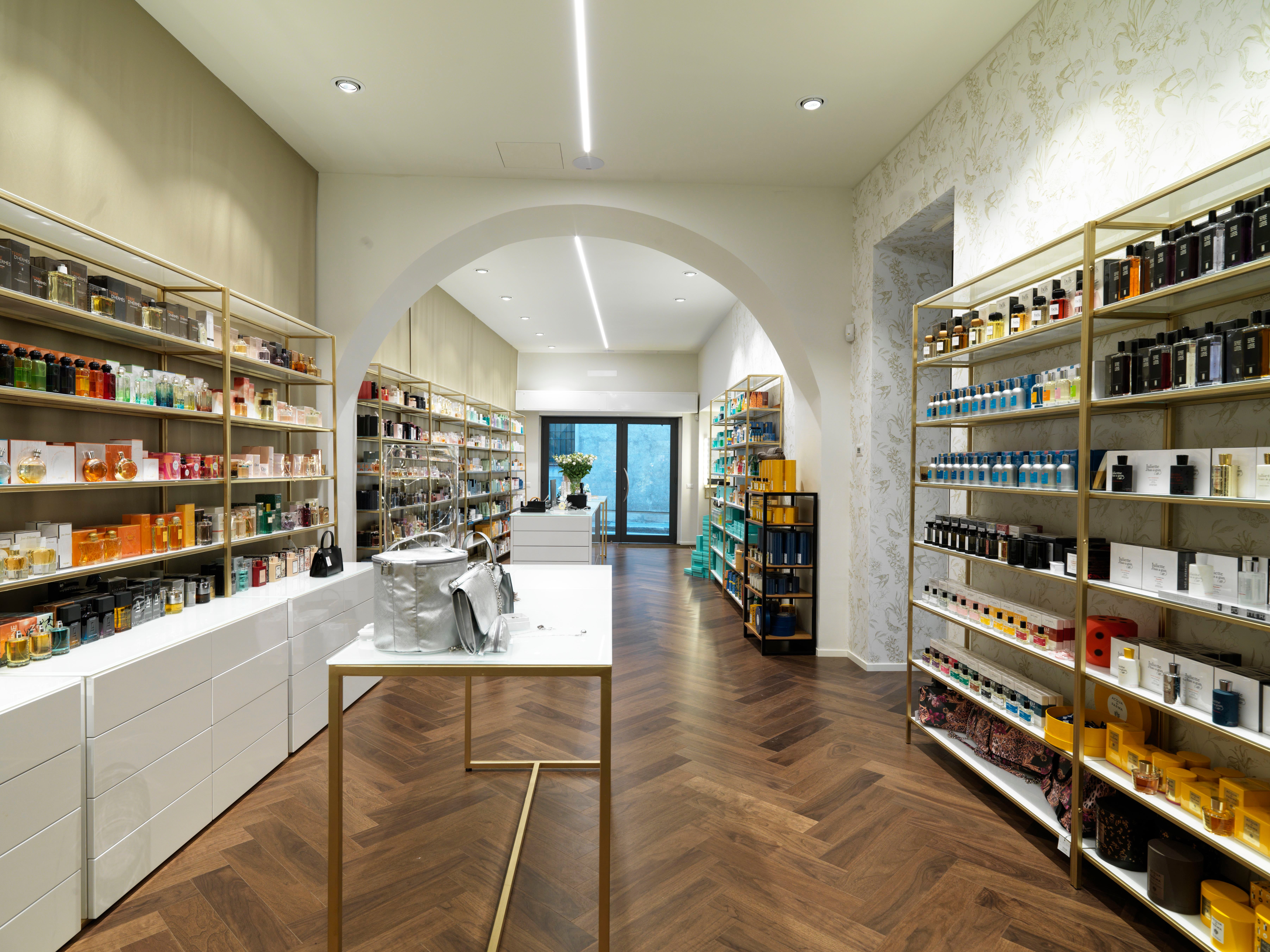 Parky - smoked walnut - smoked walnut herringbone - parky floor - veneer floor - wood floor