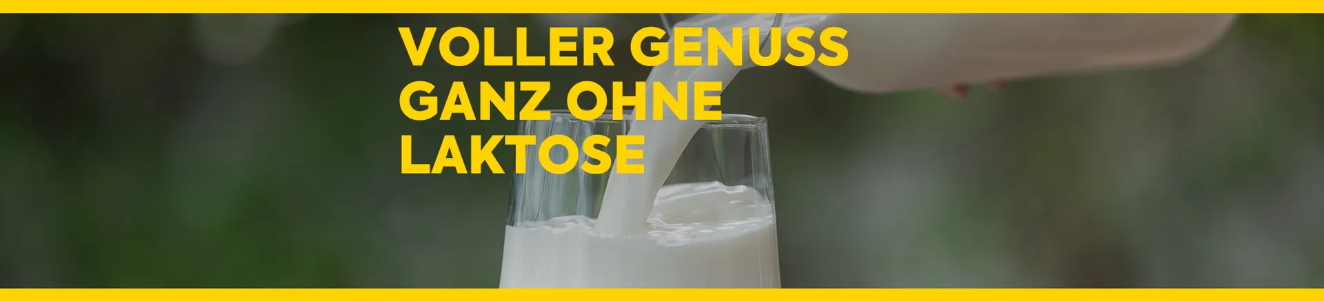 Person leert aus einer Glasflasche Milch in ein Glas. Text: Voller Genuss, ganz ohne Laktose