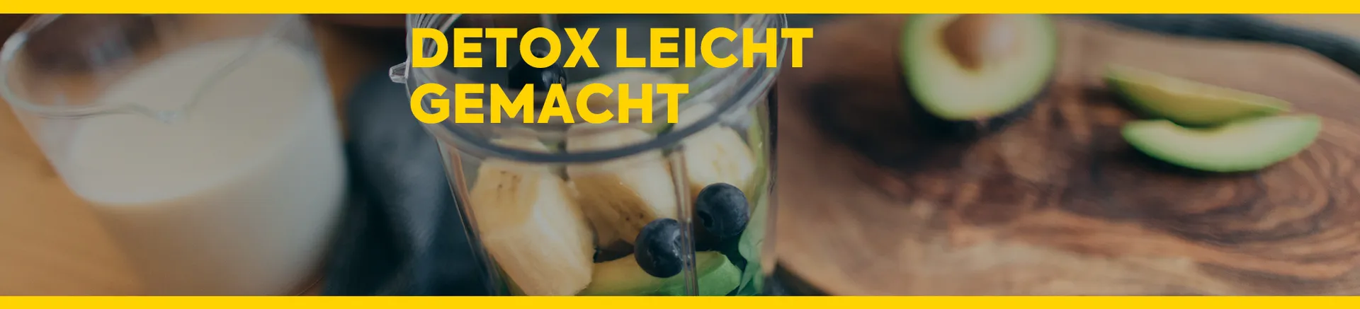 Eine Hand wirft Heidelbeeren in einen Smoothiemaker. Text: Detox leicht gemacht