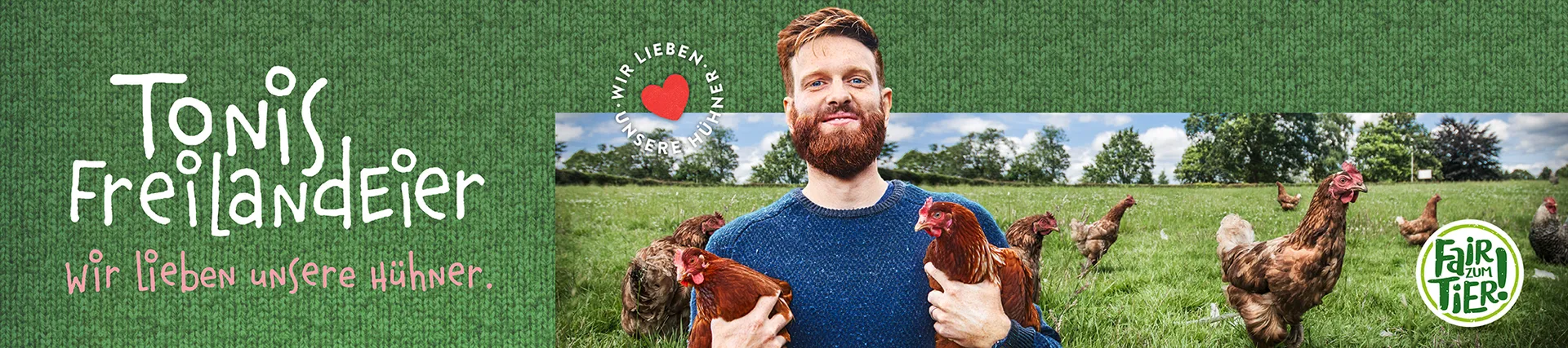 Ein Mann steht in der Natur und hält zwei Hühner auf dem Arm. Links oben steht in einer kleinen Grafik der Text "Wir lieben unsere Hühner" im Kreis um ein Herz geschrieben. Rechts unten ist das Siegel "Fair zum Tier!".