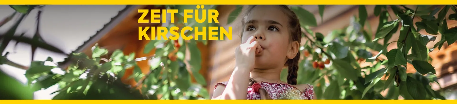 Mädchen isst Kirschen in der Natur. Text: Zeit für Kirschen