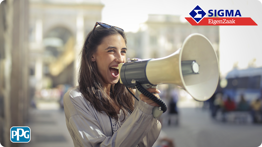 Een vrouw schreeuwt in een megafoon