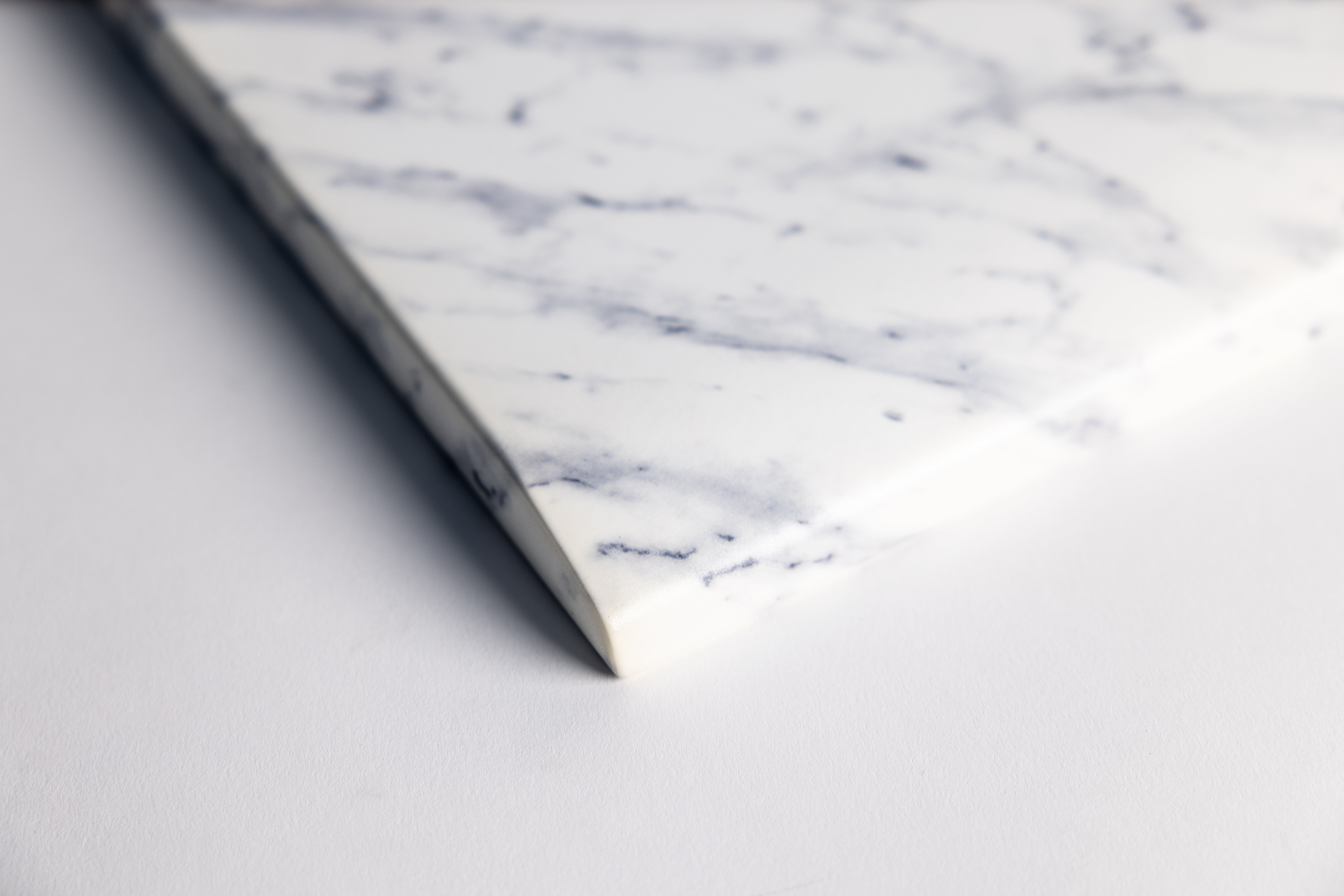 Low-bake powder coatings for wood products with marble effect