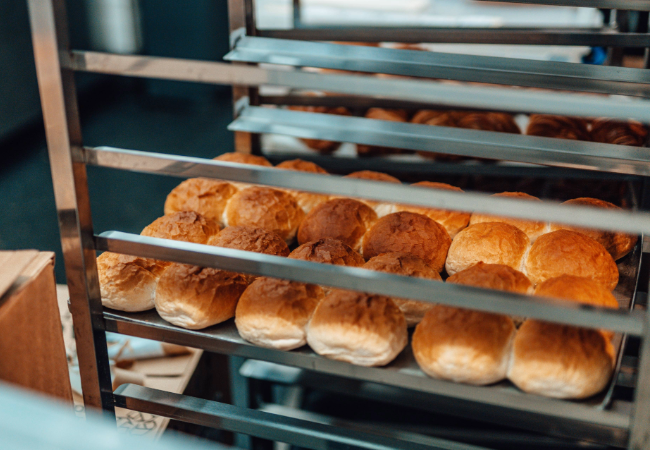 Bakeware tray with bread