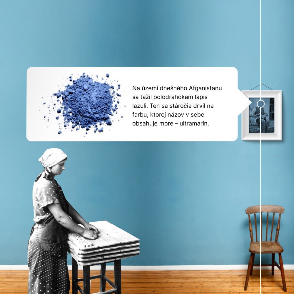 Žena stojaca vedľa stoličky