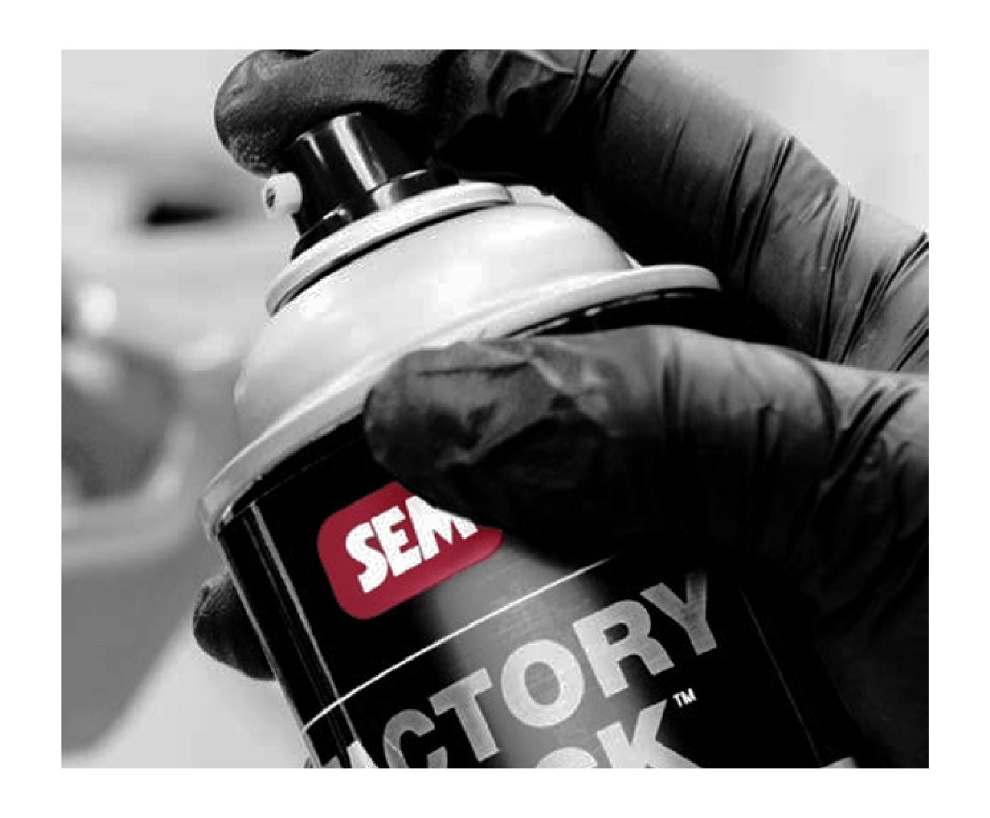 Una persona con un bote de spray