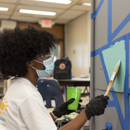 Samuel Roman, the head of Luis Muñoz Marín Dual Language Academy in Cleveland, Ohio, stated that creativity requires bravery. Over 40 local PPG employees participated in a COLORFUL COMMUNITIES® project at the school, demonstrating both bravery and creativity through the application of new colors and the creation of vibrant murals.