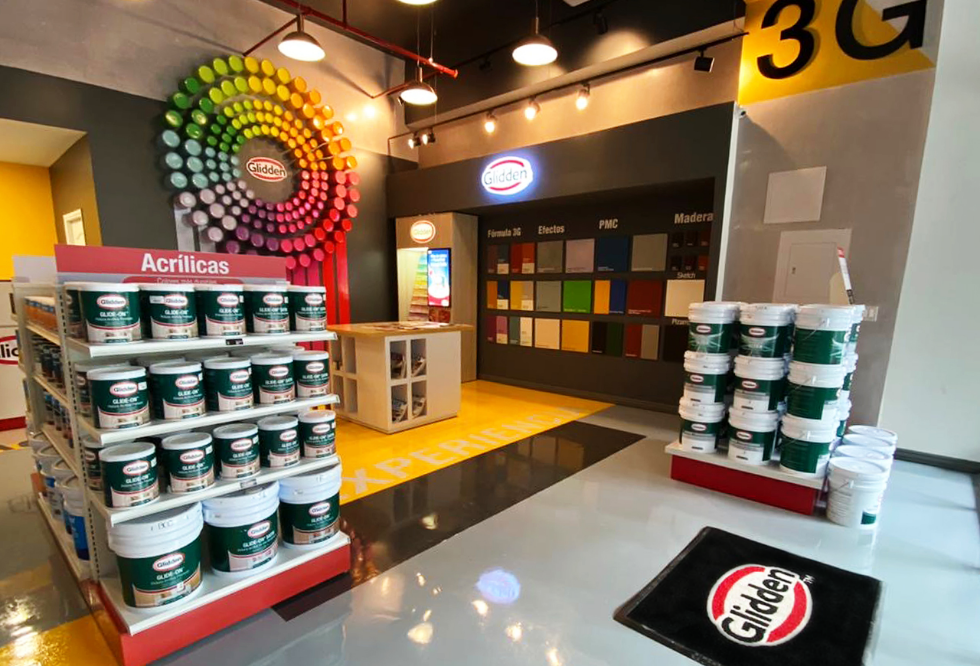 Una tienda con latas de pintura y un letrero