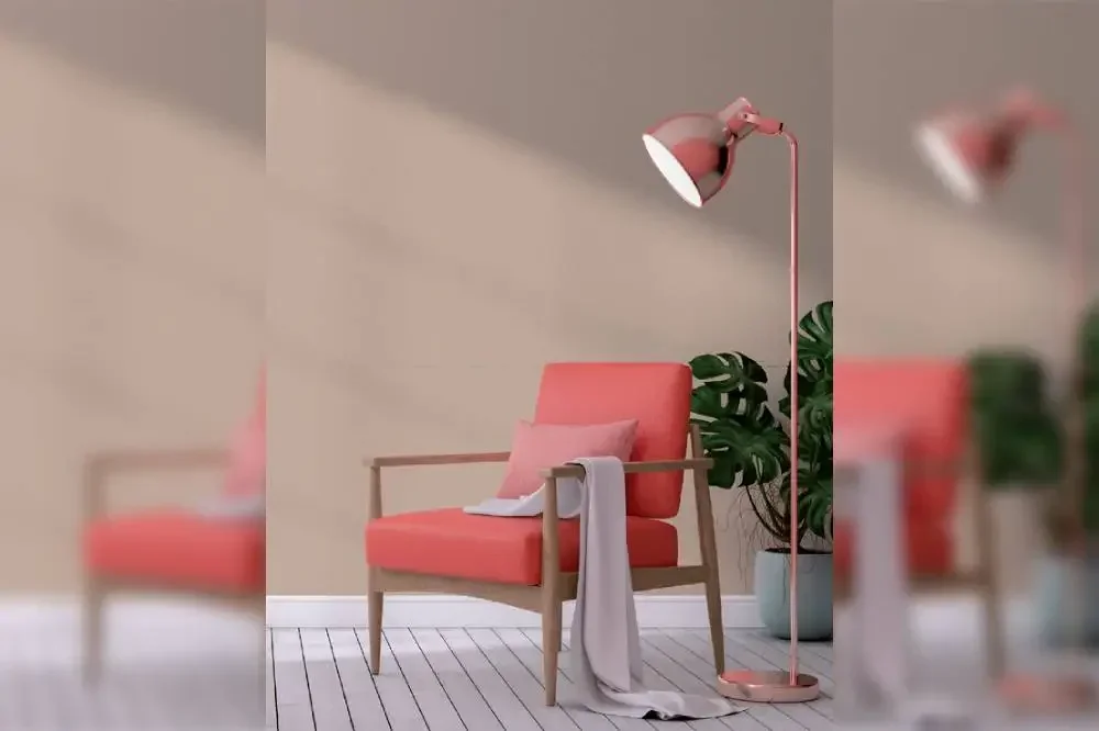 Un scaun și o lampă într-o cameră