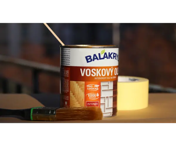 Plechovka s farbou a štetec