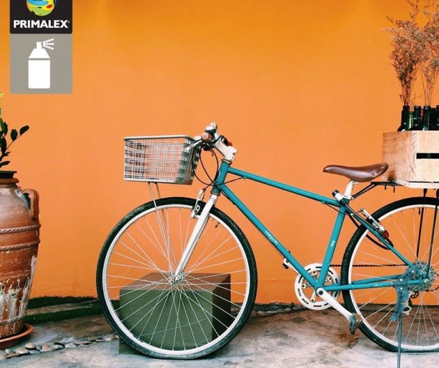 Jízdní kolo s košíkem na průčelí budovy