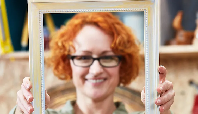 Žena držiaca rám na fotografiu