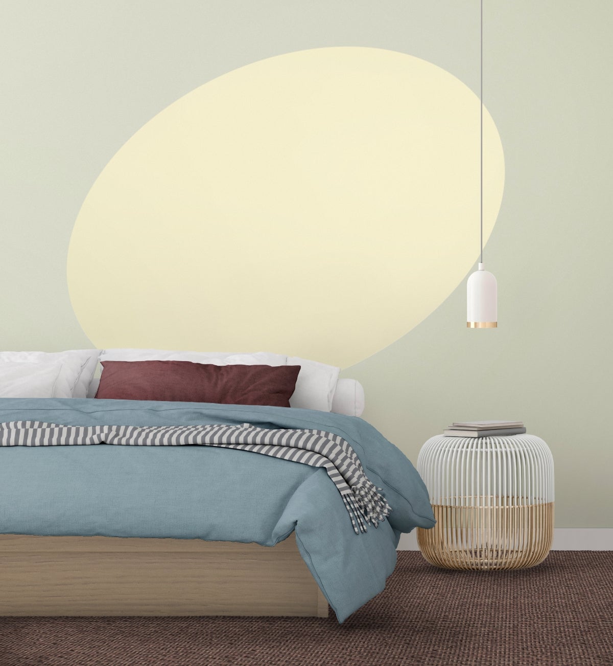 Un letto con una lampada e un cestino