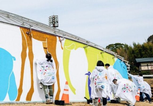 Group painting mural in Japan 