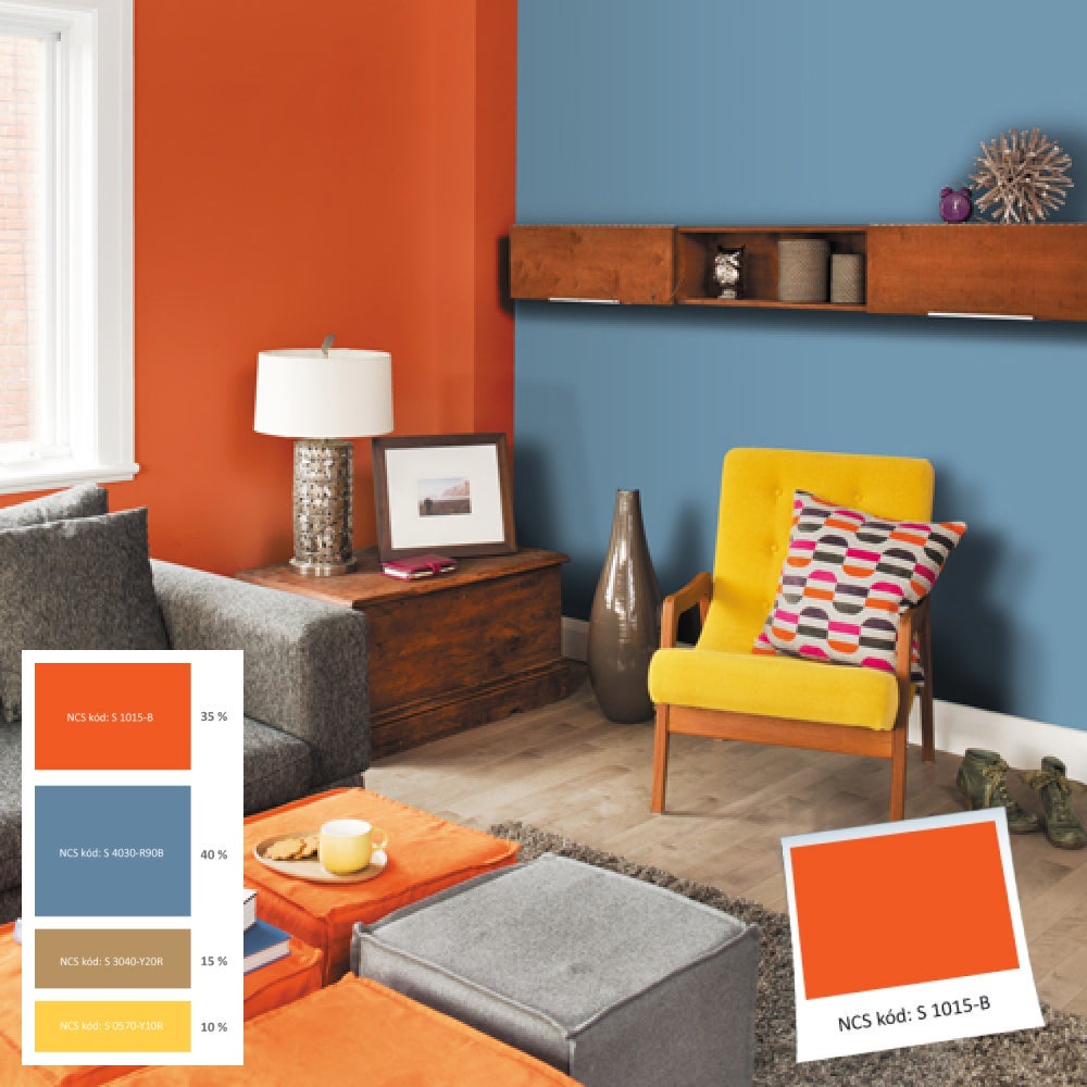 Obývací pokoj se žlutým křeslem a oranžovými stěnami