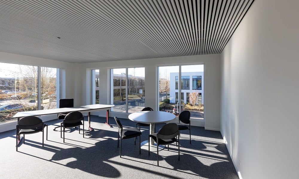 Een kamer met een tafel en stoelen