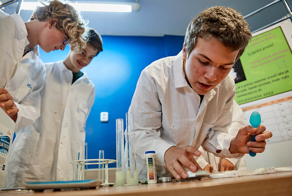 student doing science experiment 