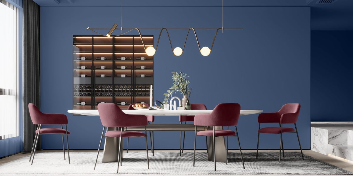 Jídelna se stolem a židlemi