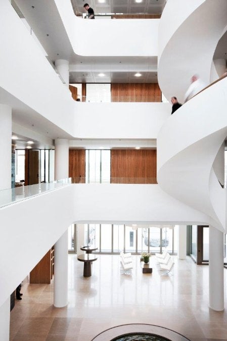 Een witte wenteltrap in Design Museum