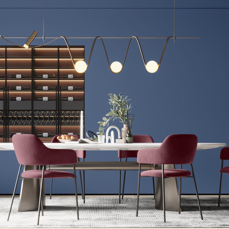 Jídelna s modrými stěnami, bílým stolem a vínovými židlemi