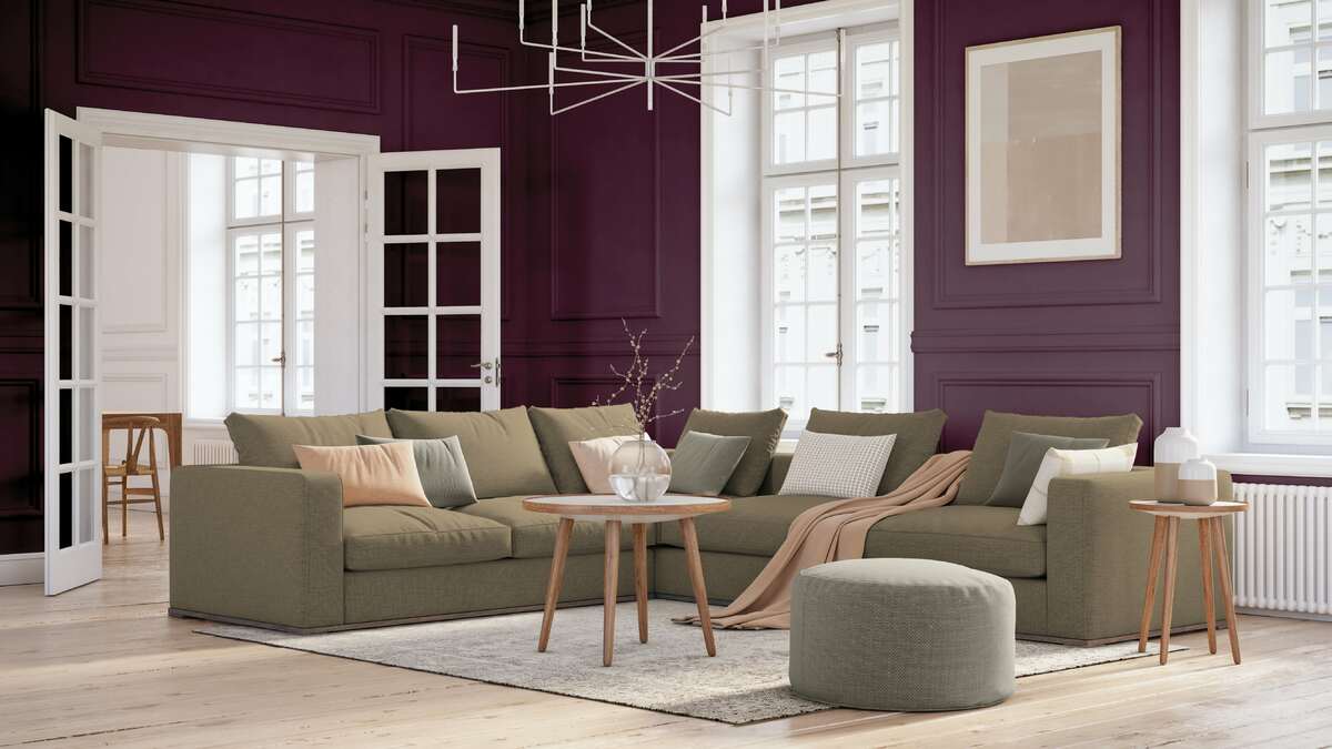 Obývací pokoj s fialovými stěnami a pohovkou