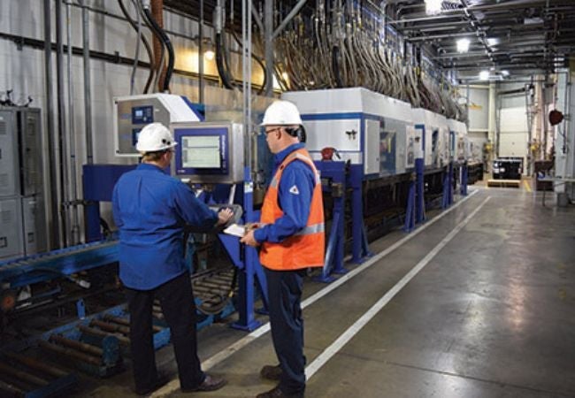 Deux employés à l'usine de peinture