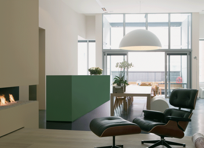 Een kamer met een receptie en stoelen