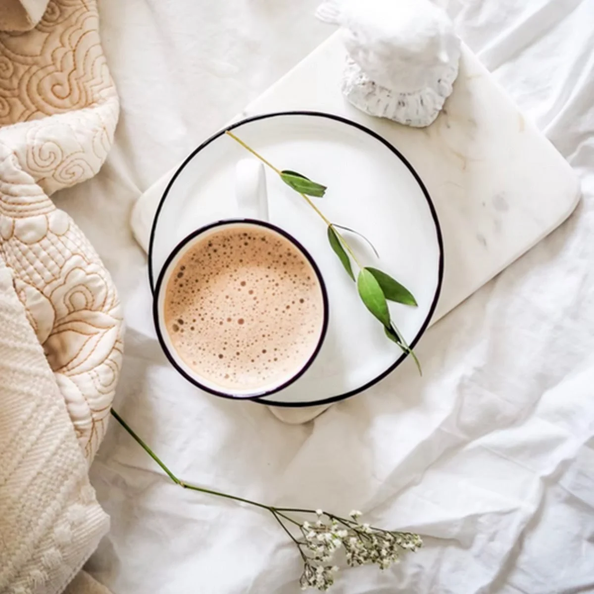 Une tasse de café sur une assiette