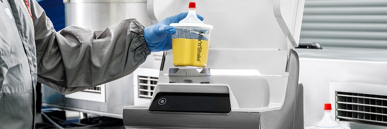 Mix'n'Shake container next to device after mixing