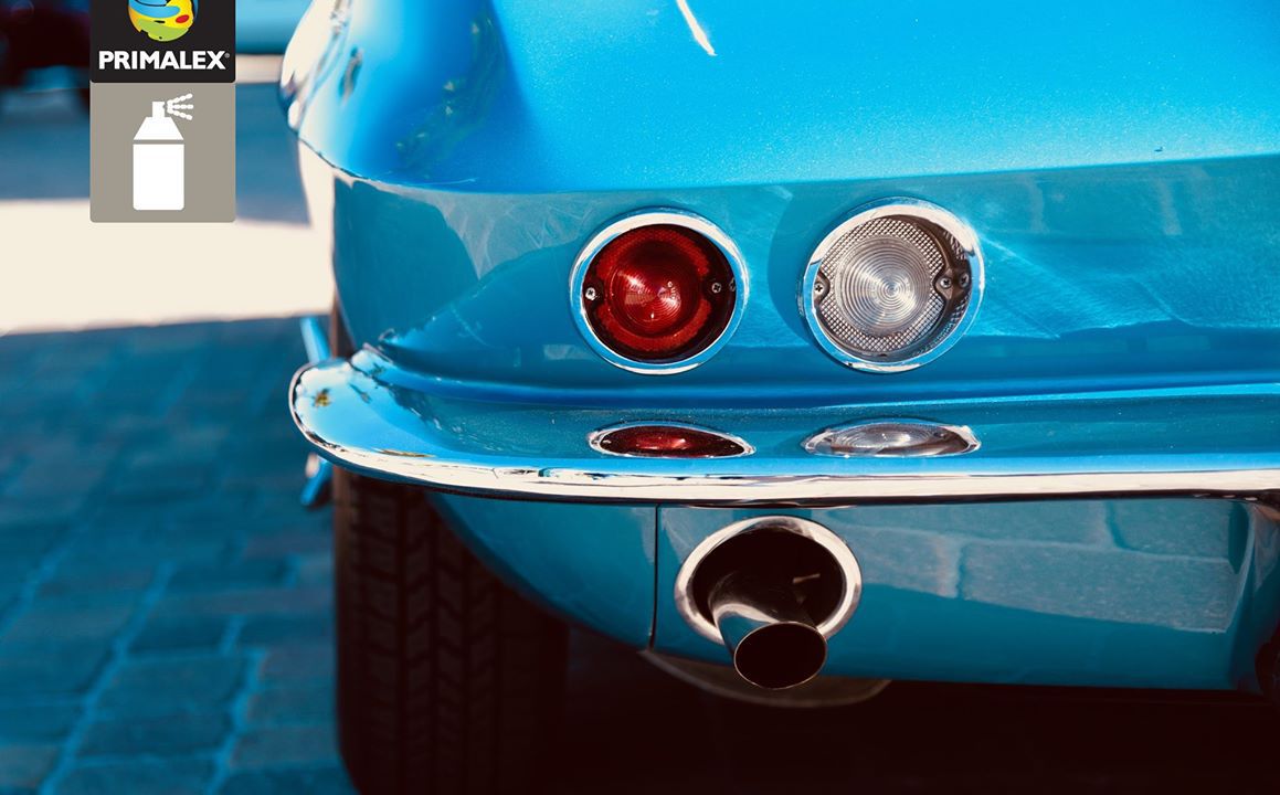 Zadní část modrého auta