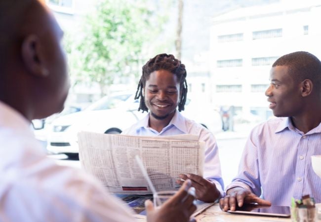 hommes lisant le journal 