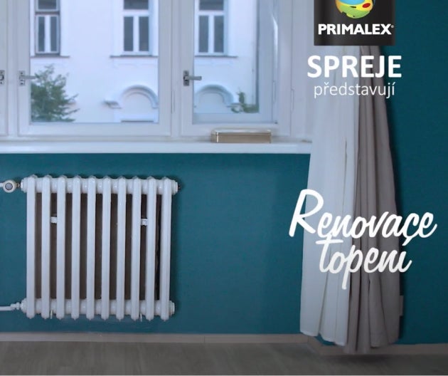 Bílý radiátor v místnosti s oknem