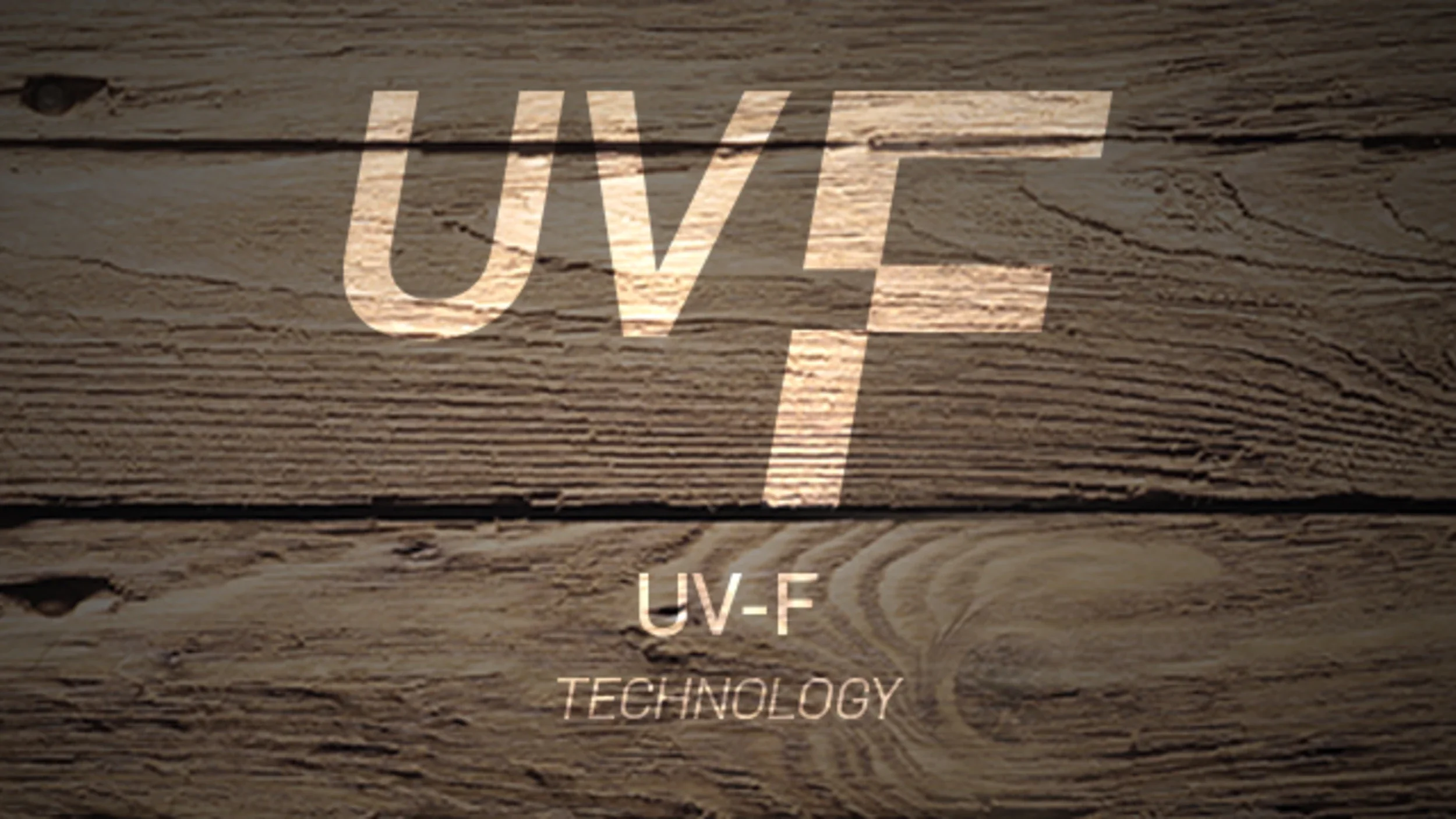 UV-F Technology-logo op een houten achtergrond