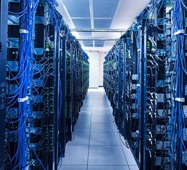 Een ruimte vol met verschillende computerservers in een datacentrum.