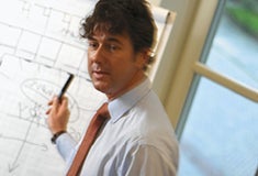 Een man schrijft op een whiteboard