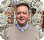 Een man lacht voor de camera