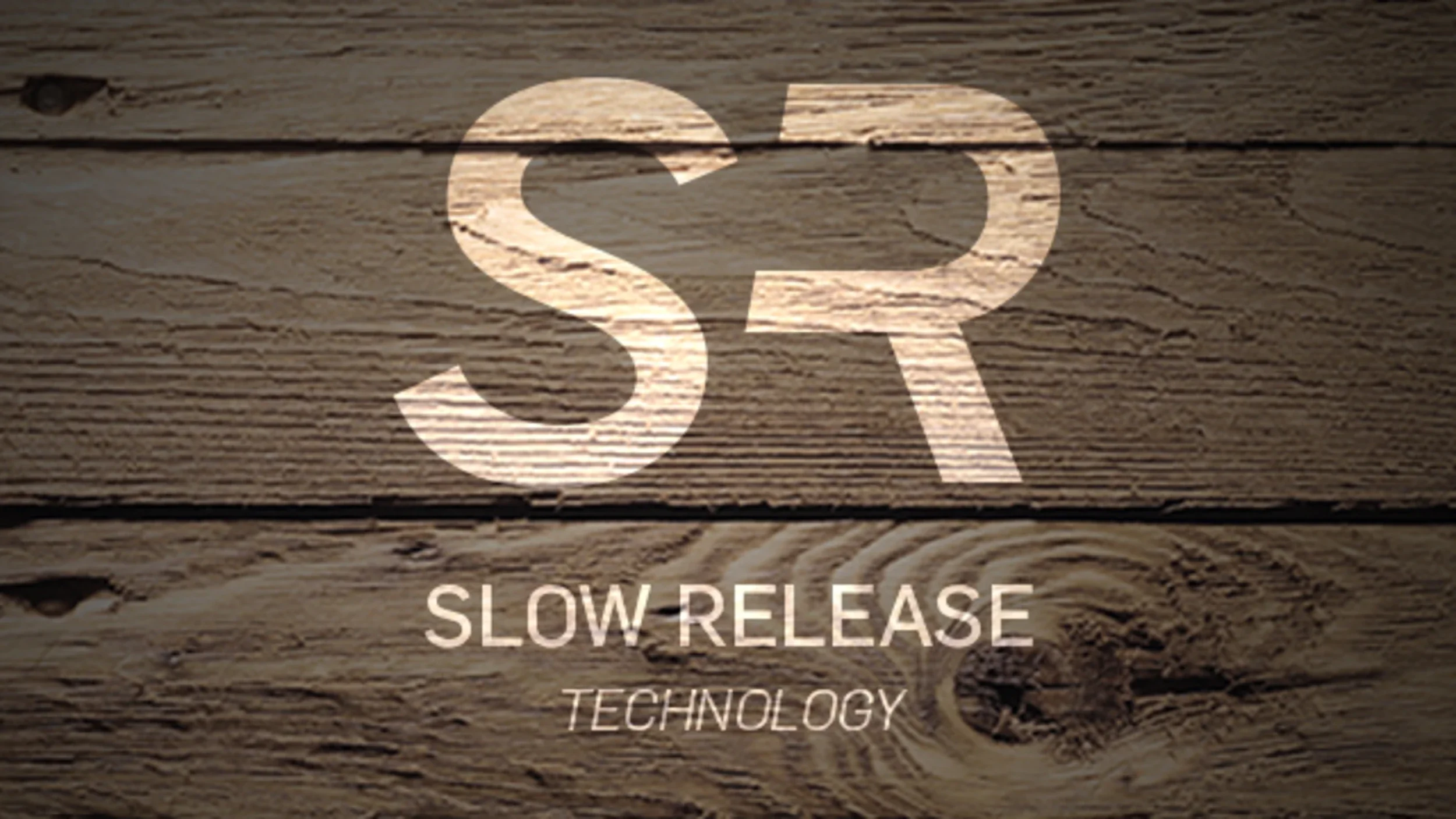 Slow Release Technology-logo op een houten achtergrond