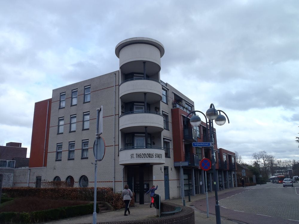 Een gebouw met een hoek ervan