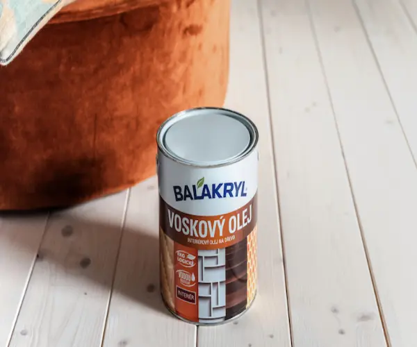 Plechovka barvy na dřevěné podlaze