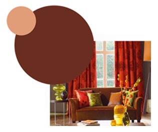 Hnědá pohovka se zelenými polštáři a hnědým závěsem