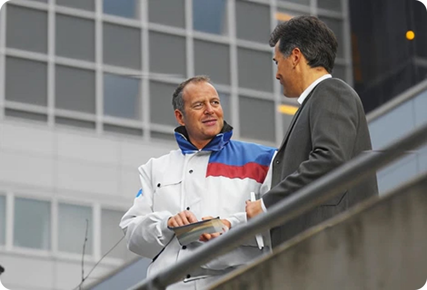 Een man in gesprek met een andere man