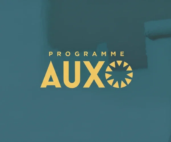 Un mur bleu avec un texte jaune