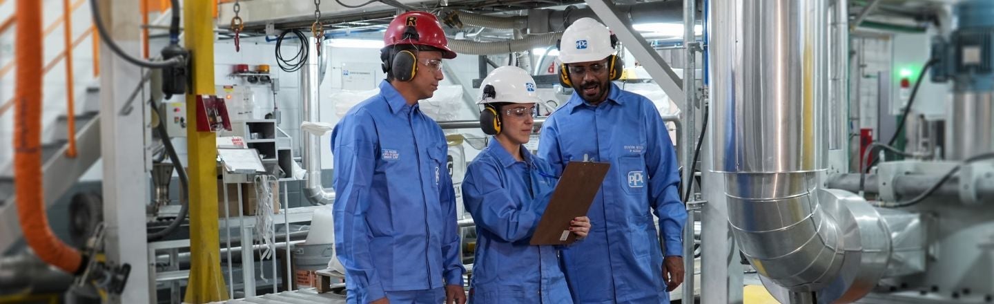 employés à l'usine