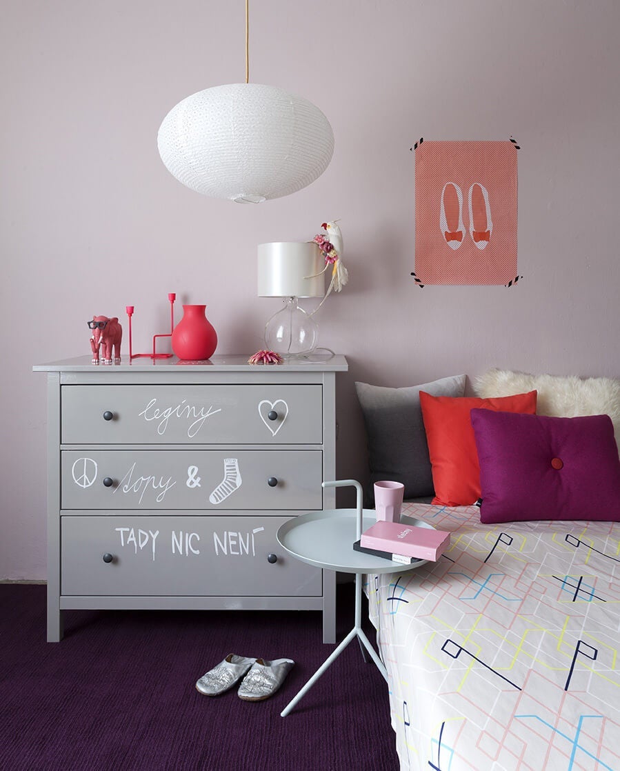 Využijte Primalex SCRIPTO k vypuštění vaší fantazie třeba na komodu! SCRIPTO je transparentní nátěr, který můžete použít nejenom na vaše zdi, ale třeba i na nábytek a pak je podle vašich představ pomalovat fixami whiteboard.
