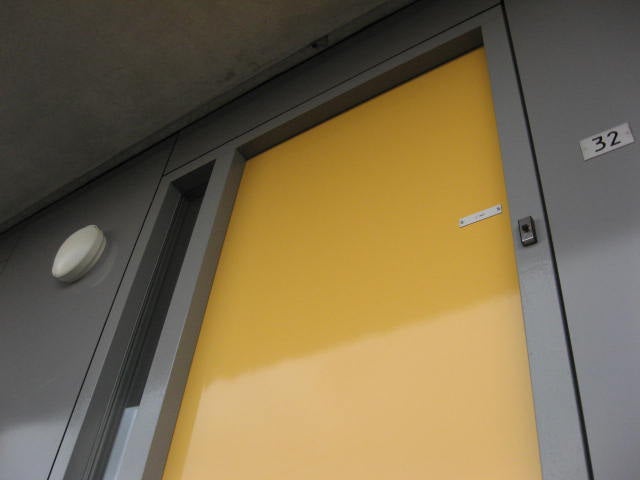 Een gele deur op een gebouw