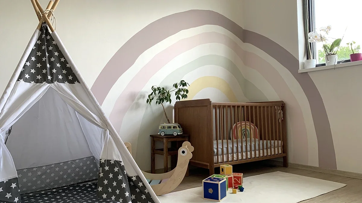 O cameră pentru copii cu un pătuț și un teepee