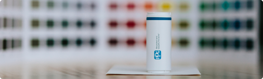 Een witte tube met blauw label