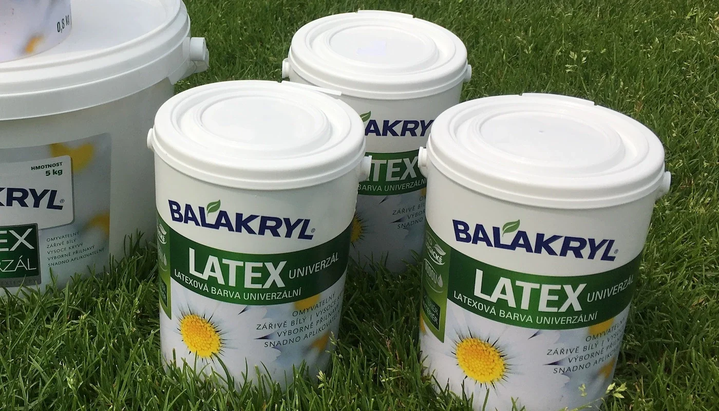 Bílé kbelíky s latexem na trávě