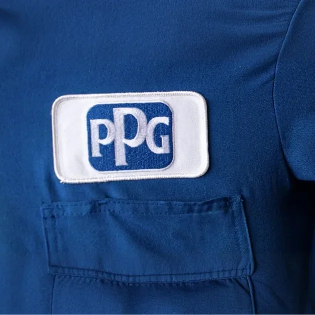 Eine Person, die eine blaue Uniform trägt